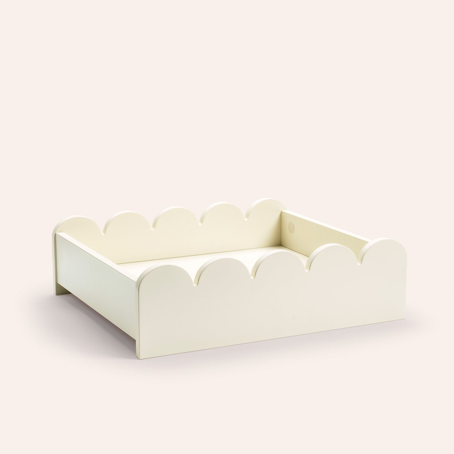 bricka i färgen off-white