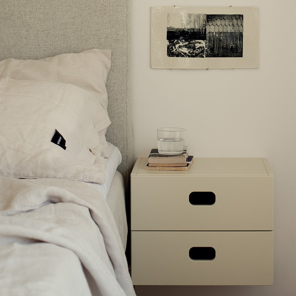 lådhurts som nattduksbord i off white