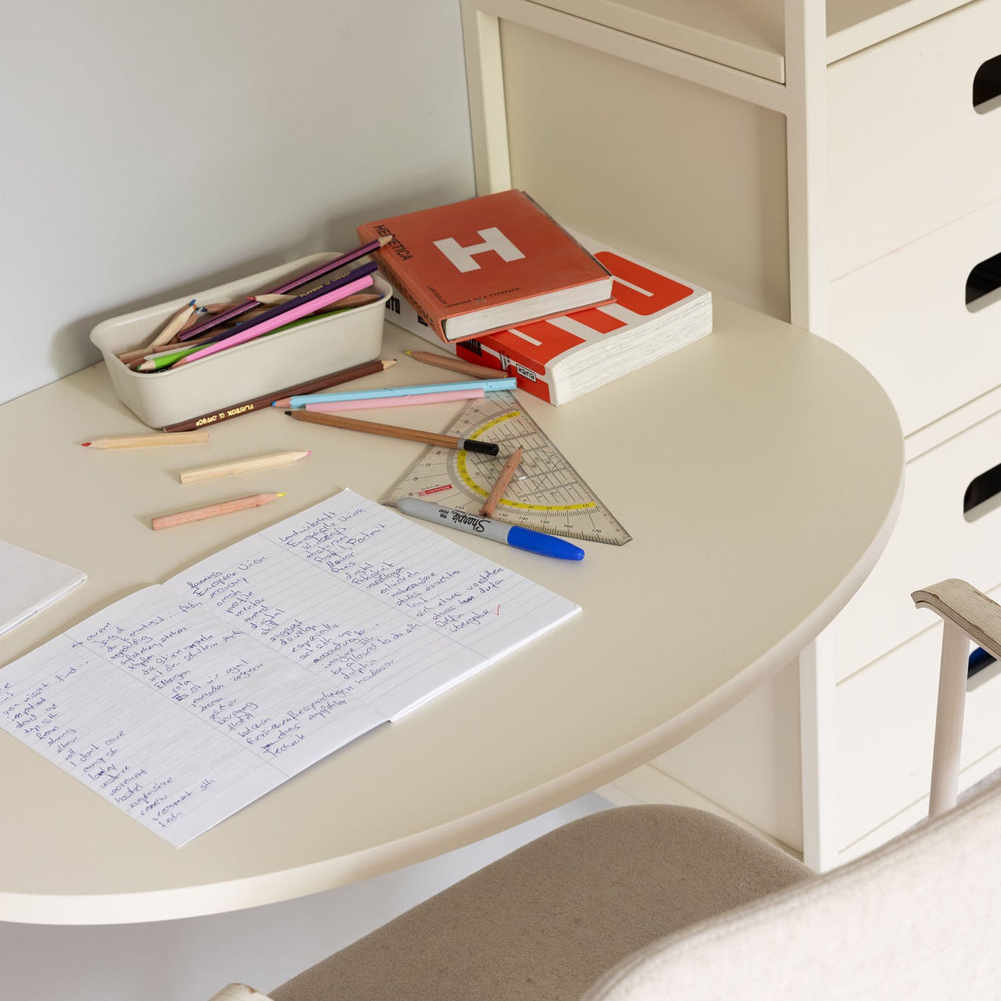 runt skrivbord i off white