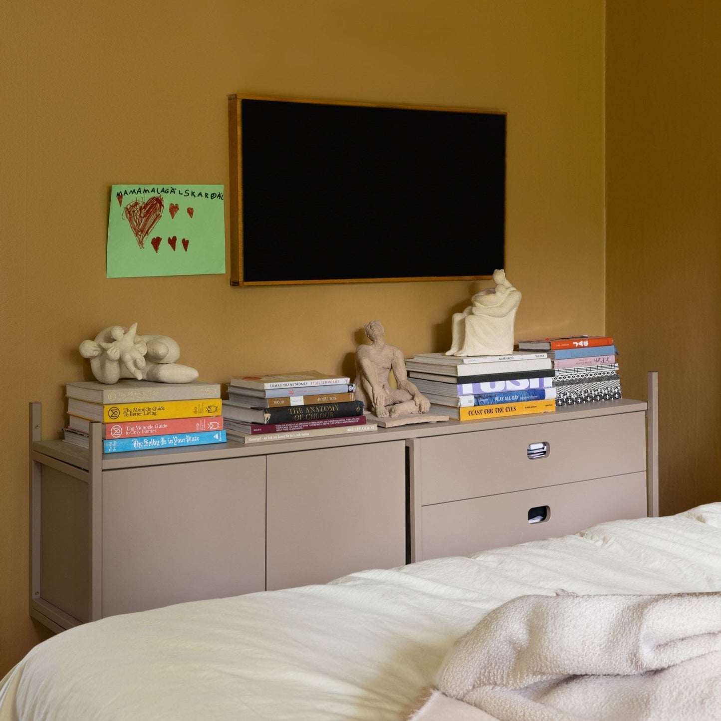 Regalende Fernseher - Camel