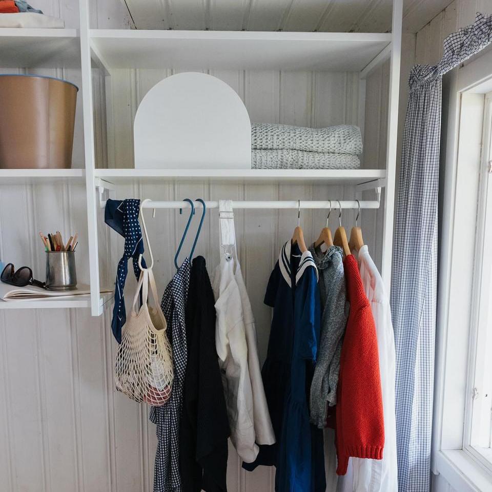 Vägghylla med klädstång