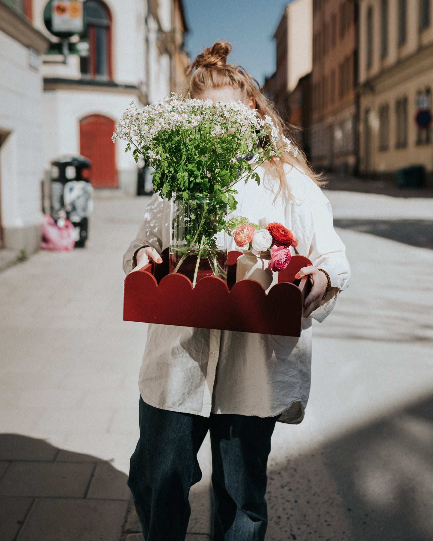 bricka i burgundy färg fylld med blommor 